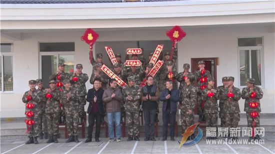 貫嶺武警官兵慰問 (1).jpg