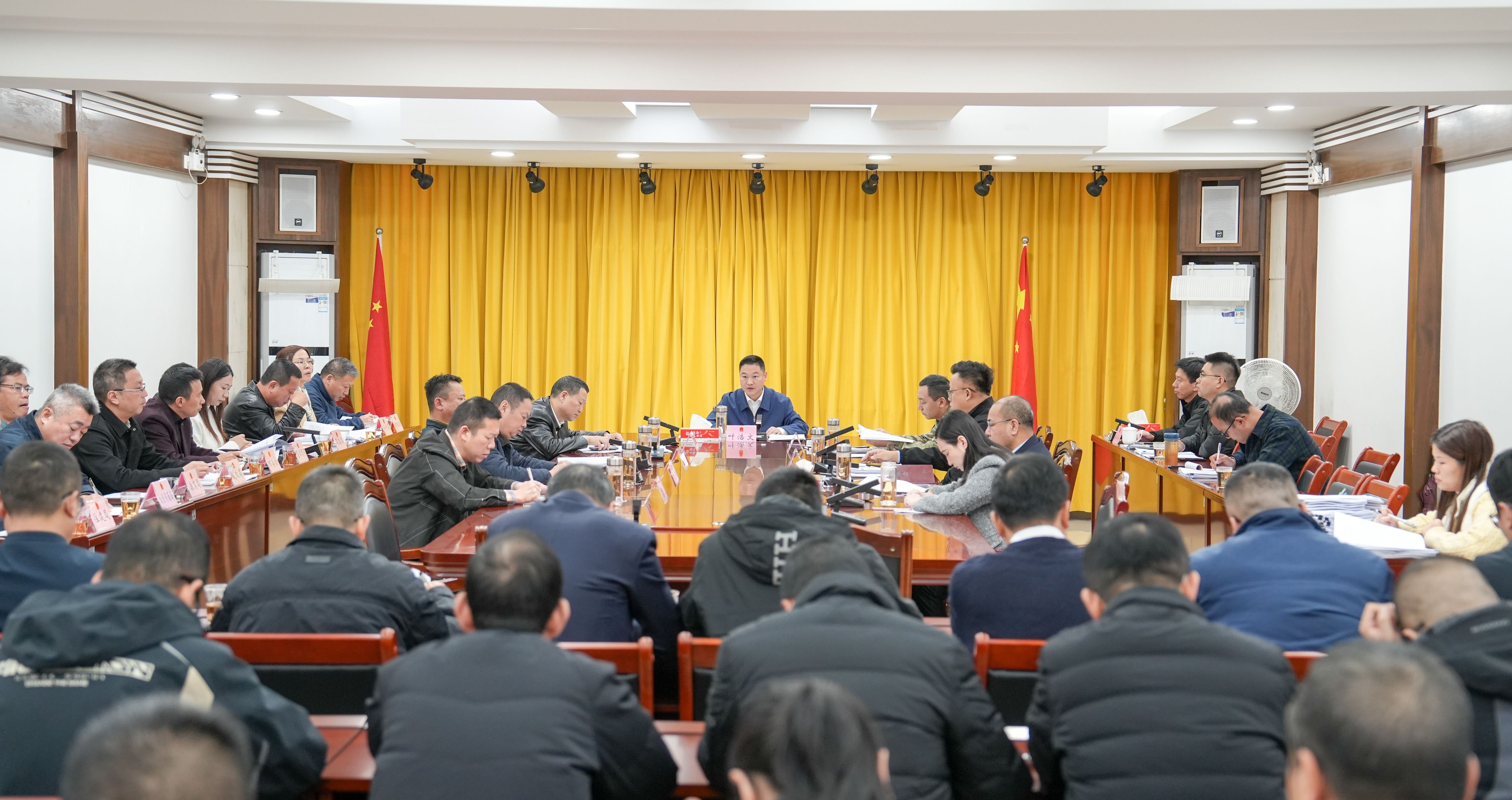 市政府第二十一次常務(wù)會(huì)議召開